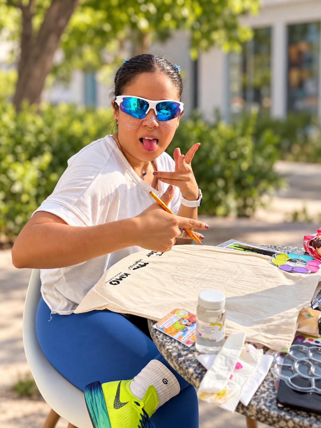 Invitada disfrutando una sesión de pintura al aire libre en Art D'ler